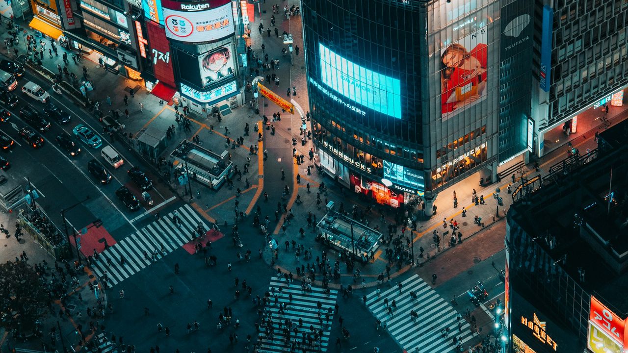 El cruce de Shibuya en Tokio de noche visto desde arriba