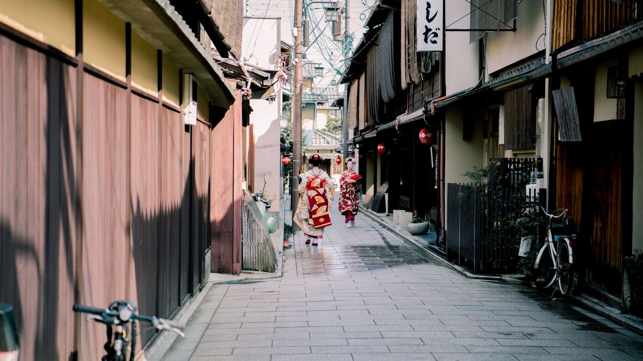 Dos mujeres con kimono caminan por una calle histórica de Kioto, Japón