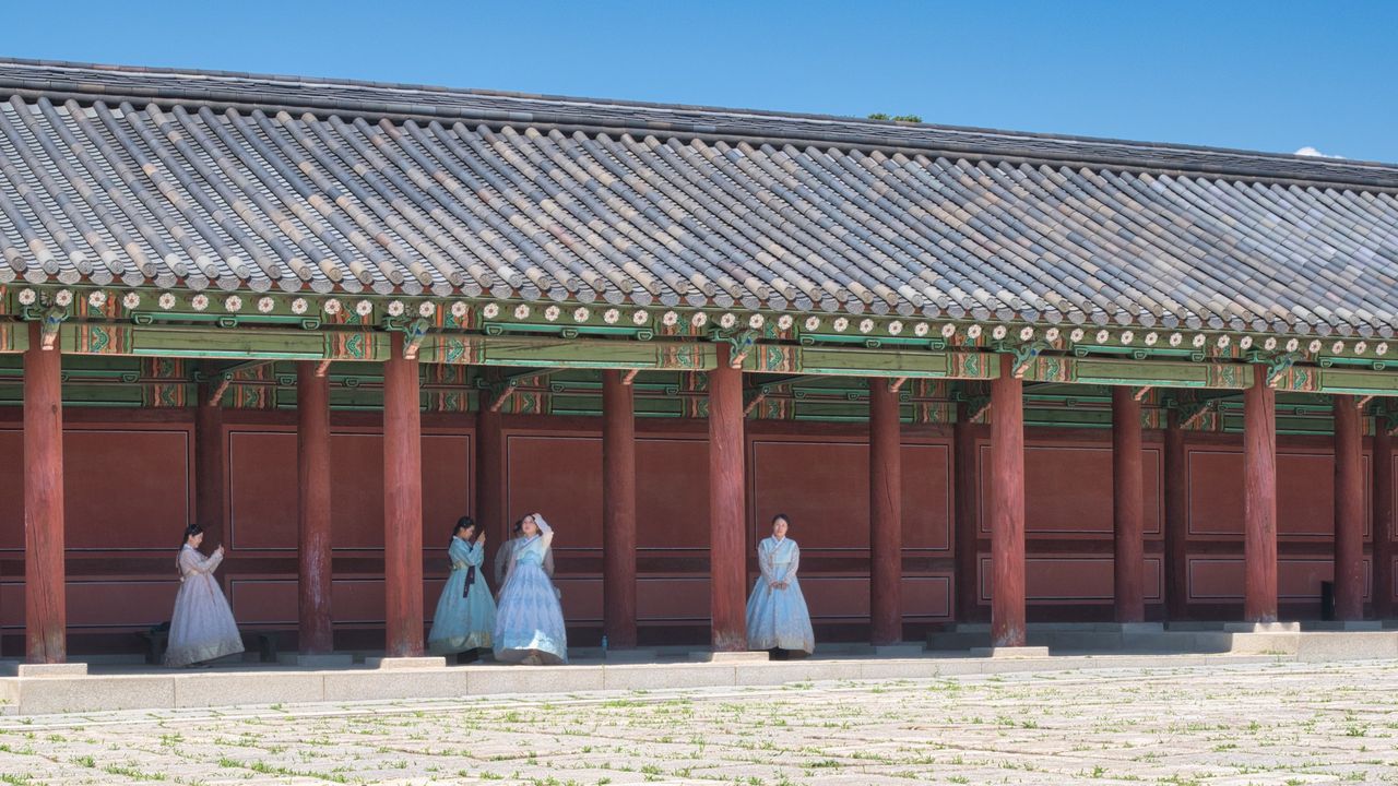 Mujeres con hanbok en el palacio Gyeongbokgung de Seúl, Corea del Sur