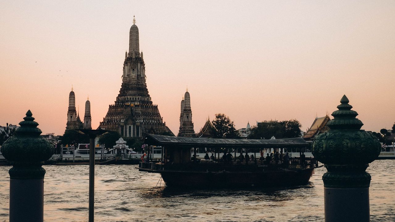 El templo Wat Arun al atardecer junto al río Chao Phraya en Bangkok, Tailandia