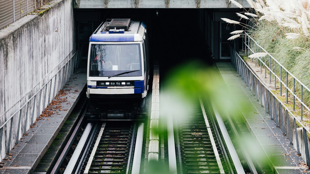 Tren saliendo de un túnel en Lausana, Suiza