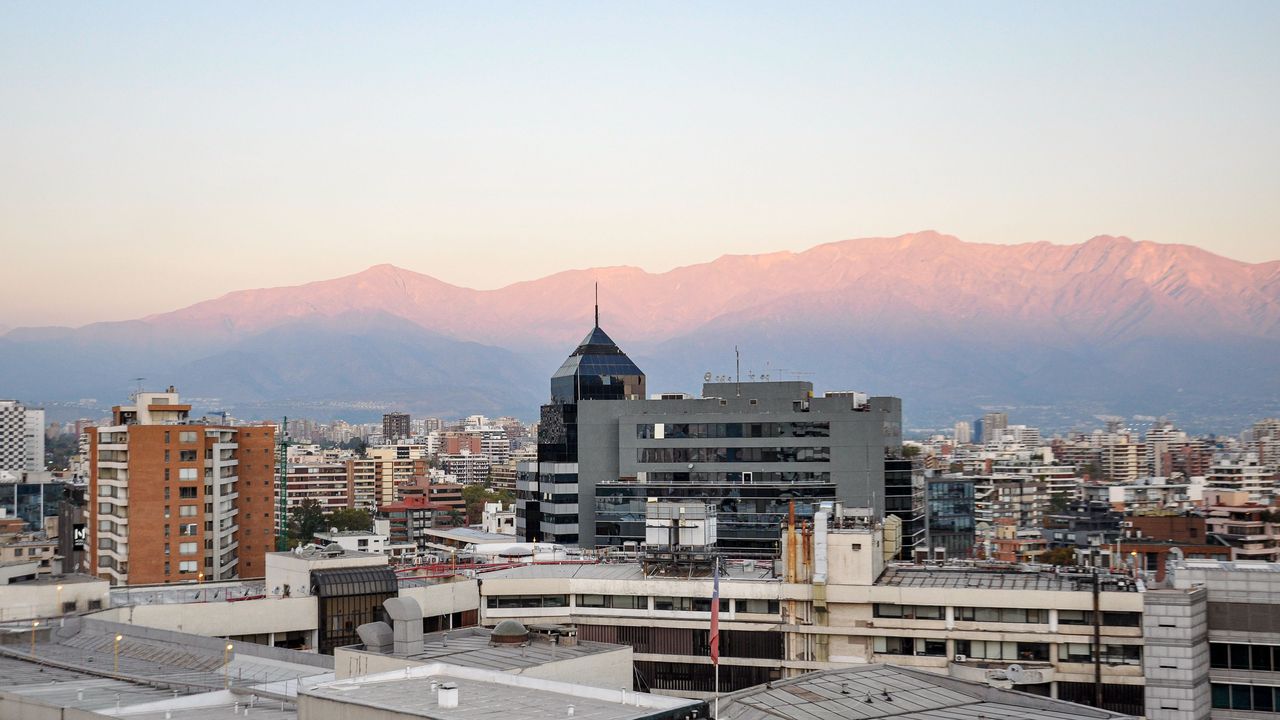 Vista de Santiago de Chile con la cordillera de los Andes al atardecer