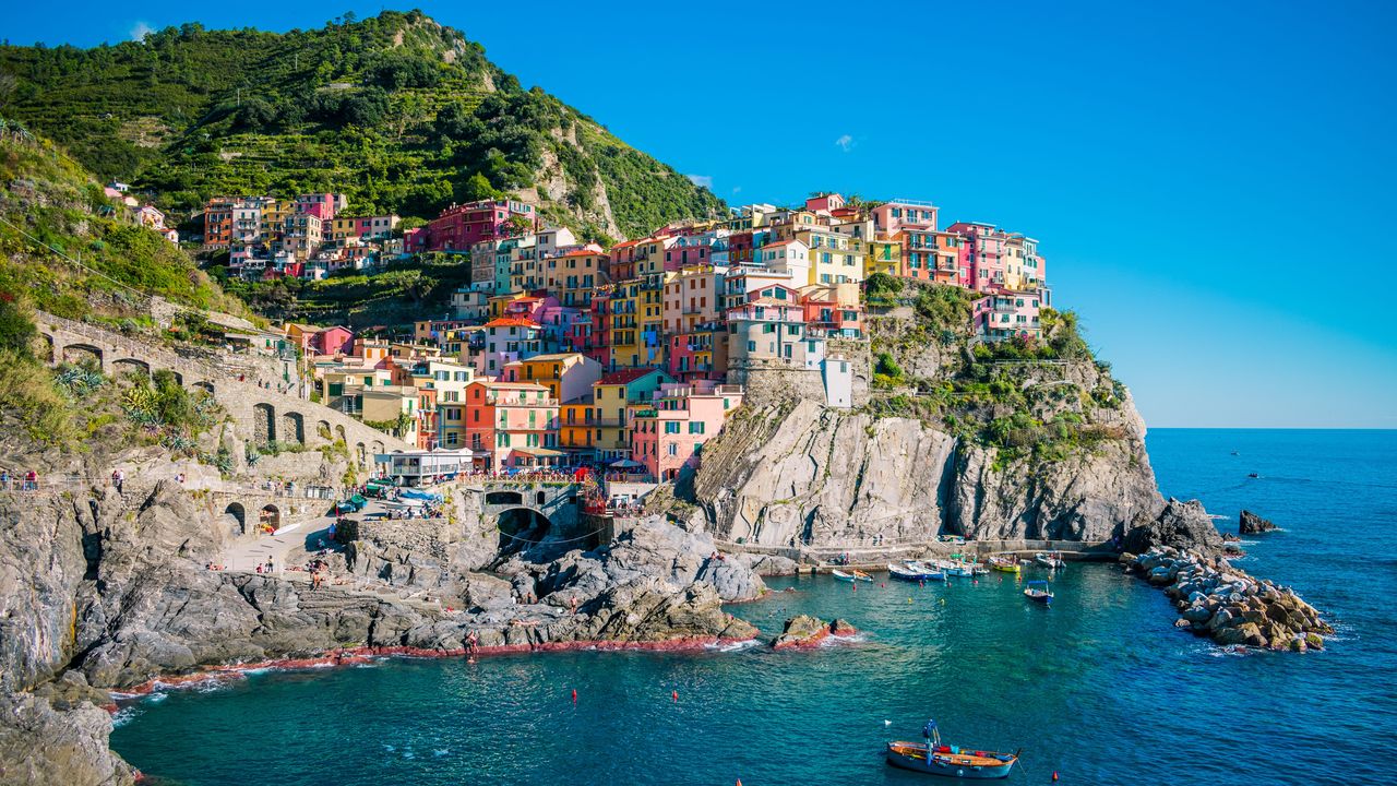 Las casas de colores de Manarola, en Cinque Terre, Italia, sobre un acantilado junto al mar