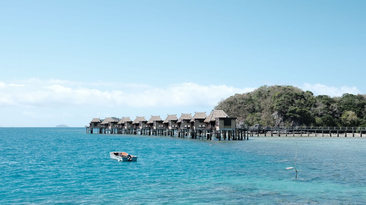 Bungalows sobre el agua en una laguna tranquila de la División Occidental de Fiyi