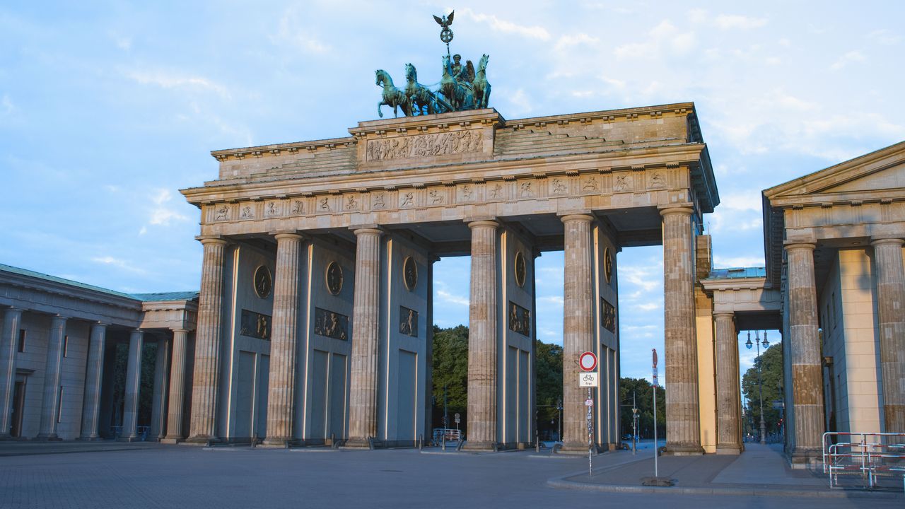 La Puerta de Brandeburgo en Berlín en un día despejado