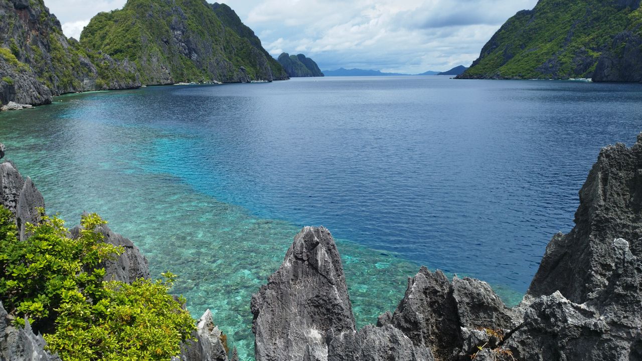 Limestone cliffs and clear blue water in El Nido, Palawan