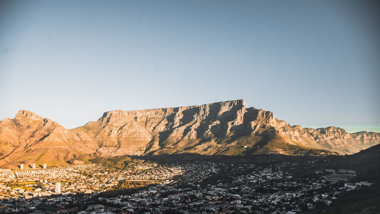 La Montaña de la Mesa sobre Ciudad del Cabo con la luz de la tarde