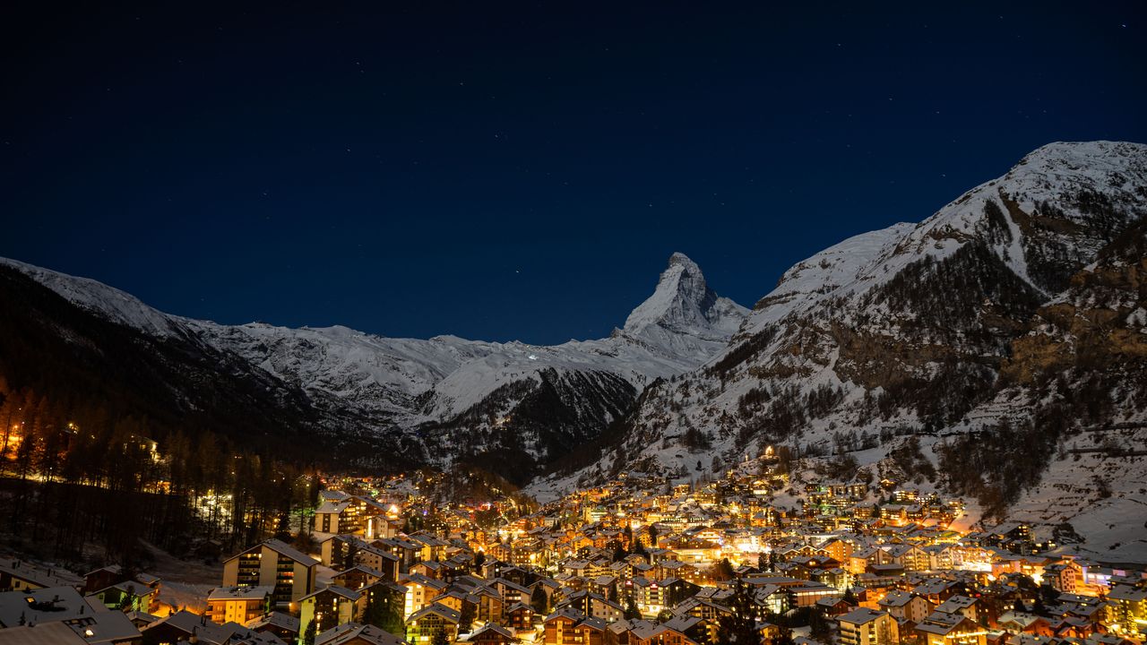 Zermatt iluminado de noche bajo el Matterhorn