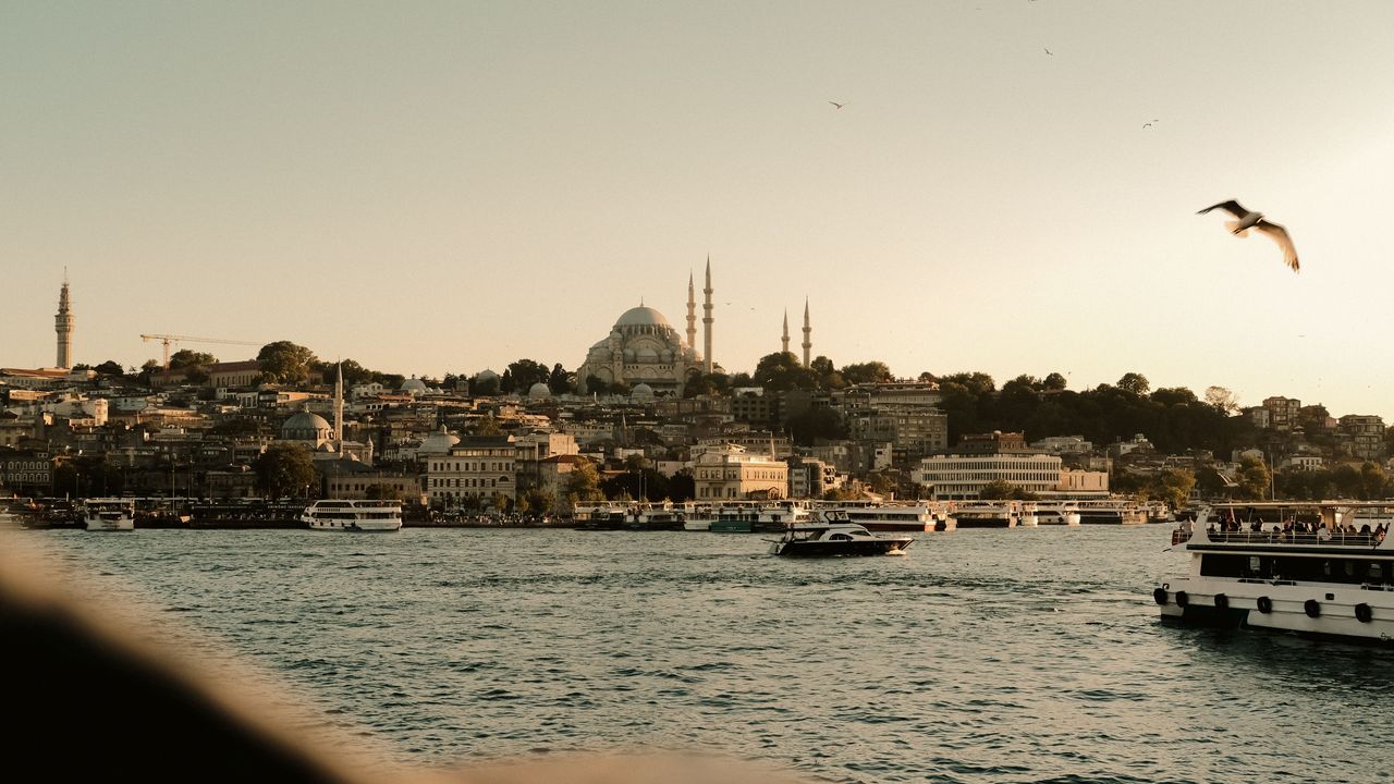 El horizonte y las mezquitas de Estambul al otro lado del Cuerno de Oro al atardecer
